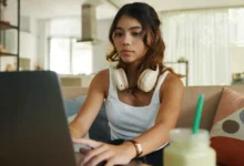 تقليل الخروج من المنزل يؤرق جيل زد.. طبيعة، وقت، ووسائل التواصل