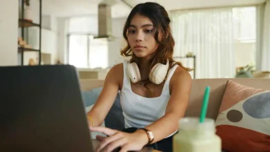 تقليل الخروج من المنزل يؤرق جيل زد.. طبيعة، وقت، ووسائل التواصل