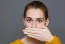 رائحة الفم المستمرة.. عوامل خفية قد تكون السبب