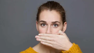 رائحة الفم المستمرة.. عوامل خفية قد تكون السبب