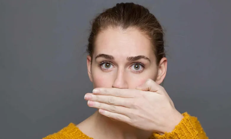 رائحة الفم المستمرة.. عوامل خفية قد تكون السبب