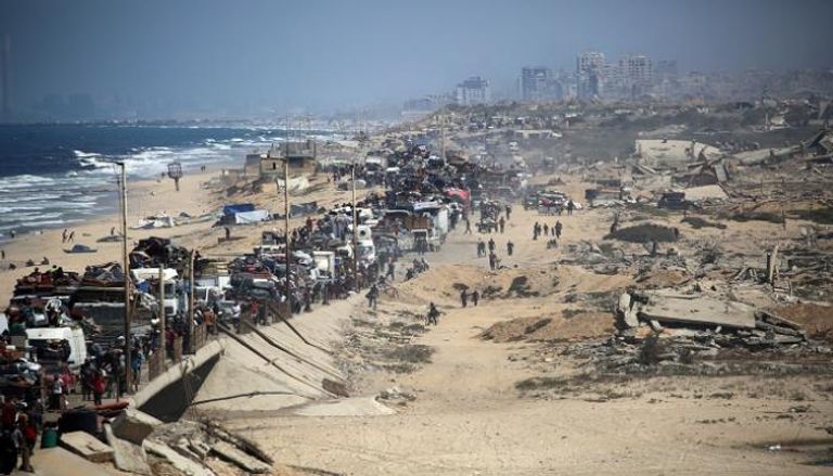 صور مأساوية.. نازحو غزة يعيشون بين القصف وتكاليف الهروب