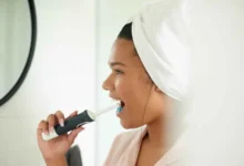 فرشاة كهربائية.. الاستخدام الخاطئ يؤدي إلى تآكل اللثة والمينا