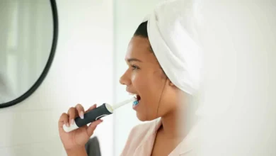 فرشاة كهربائية.. الاستخدام الخاطئ يؤدي إلى تآكل اللثة والمينا