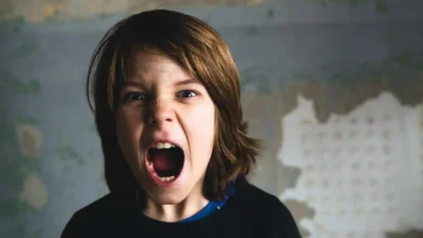 فيديو صادم.. طفل يتحدى الموت على مسار قطار مرتفع وينجو بأعجوبة