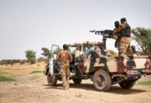 «مدينة الذهب» تحت النار.. الجيش المالي يطارد القاعدة بعد حصار وقطع طرق