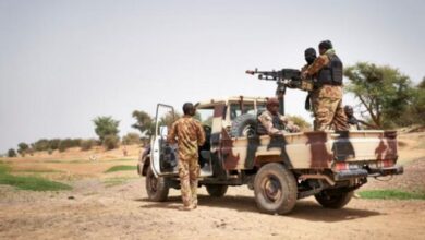 «مدينة الذهب» تحت النار.. الجيش المالي يطارد القاعدة بعد حصار وقطع طرق