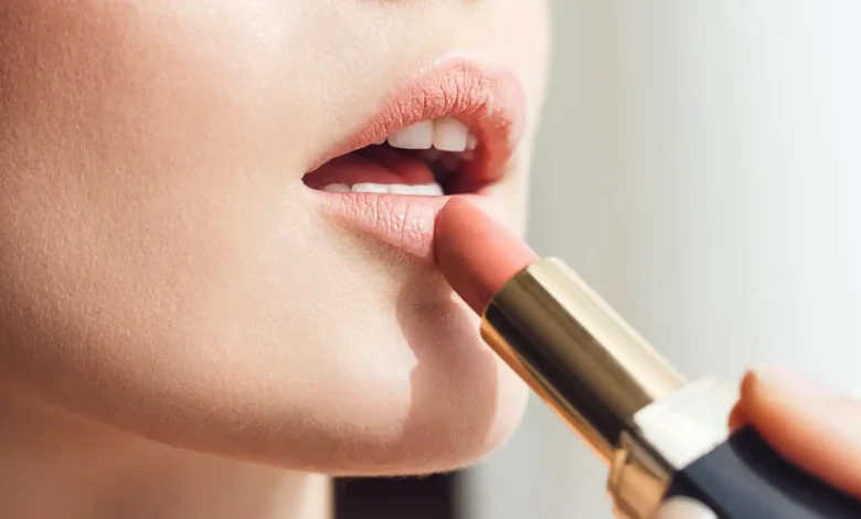 مستحضرات التجميل بين الجاذبية والمخاطر الصحية