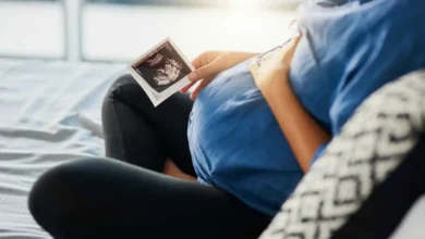 من رحم الأم إلى حياة البالغين.. كيف يؤثر ضغط الحمل على القلق؟