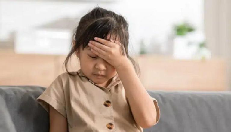هل صداع طفلك مجرد تعب؟ إشارات حمراء تكشف العكس