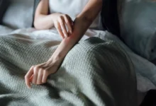 العلاقة بين الجلد والعقل.. إشارات نفسية تظهر على البشرة