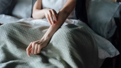 العلاقة بين الجلد والعقل.. إشارات نفسية تظهر على البشرة