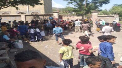 فوضى الإخوان في تعز.. مسلحون يقتحمون مدرسة ويصيبون طلاباً بالرصاص