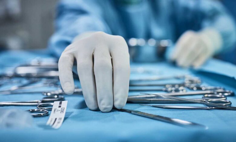 محاكمة طبيبة أعصاب سمحت لابنتها بالمشاركة في عملية جراحية حساسة