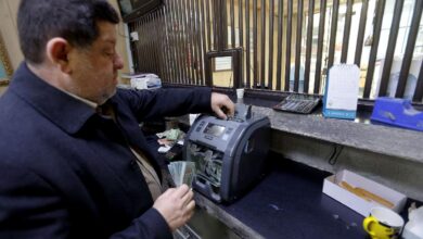 هشاشة القطاع المصرفي والعقوبات تدفع إيران نحو انهيار مالي جديد