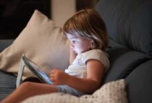 أطفال وشاشات.. الضوء الأزرق قد يعطل ساعتهم البيولوجية