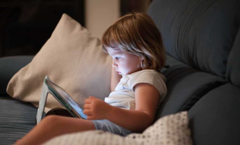 أطفال وشاشات.. الضوء الأزرق قد يعطل ساعتهم البيولوجية