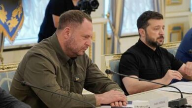 استقالات وتفتيشات.. الرئيس الأوكراني يواجه فضائح الفساد المباشرة