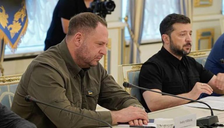 استقالات وتفتيشات.. الرئيس الأوكراني يواجه فضائح الفساد المباشرة