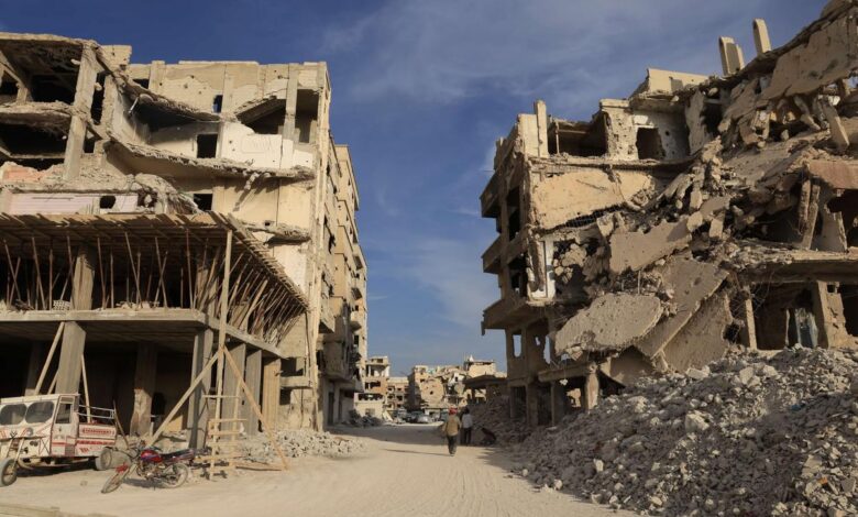 الإعمار يبدأ من تحت الرماد.. طحن الأنقاض يتحول إلى صناعة في المدن المدمّرة