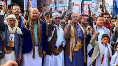 الحوثيون في مأزق مالي غير مسبوق.. تصدّع منظومة الجباية والنهب