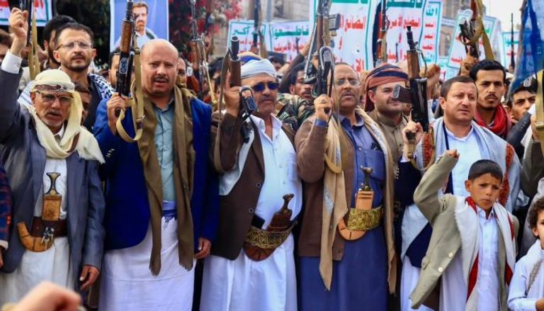 الحوثيون في مأزق مالي غير مسبوق.. تصدّع منظومة الجباية والنهب