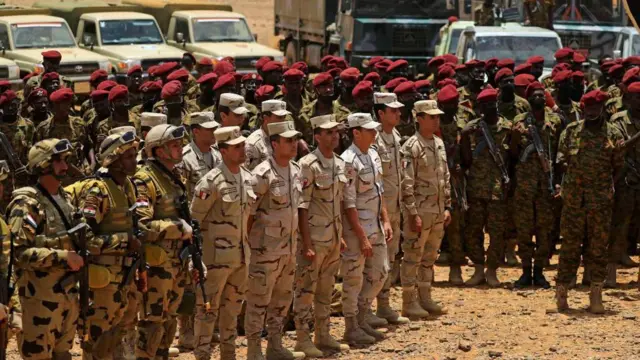 الدور الخفي لمصر في حرب السودان: إمدادات عسكرية تشعل الجبهات وتزيد معاناة المدنيين