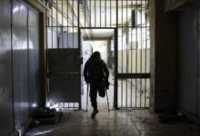 بعد أعوام من الغياب.. صورة في جيب أحد الضحايا تعيد لأم سورية ابنها المفقود