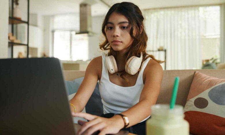 جيل زد في مواجهة الغلاء: مصادر دخل متعددة بدلًا من وظيفة واحدة