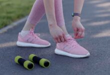 خلفًا نحو الصحة.. المشي العكسي يكشف فوائد غير متوقعة