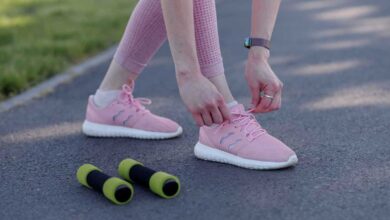 خلفًا نحو الصحة.. المشي العكسي يكشف فوائد غير متوقعة