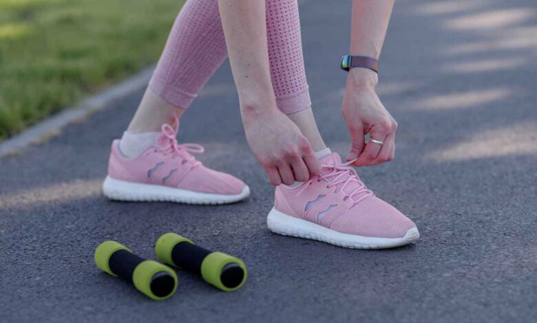 خلفًا نحو الصحة.. المشي العكسي يكشف فوائد غير متوقعة