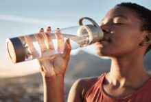 شرب الماء خلال الوجبات.. بين الفوائد والمخاوف الهضمية