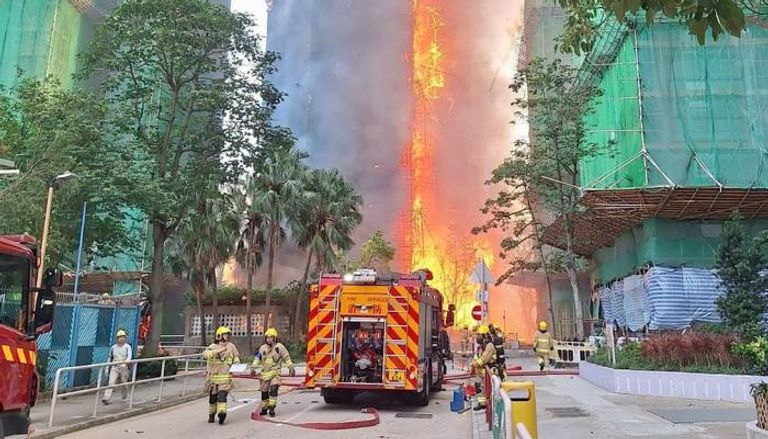 مأساة جماعية في هونغ كونغ.. 13 قتيلًا وحالات ذعر بعد حريق ضخم