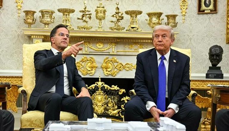 من العطايا إلى العبارات المعسولة.. منهج كامل للتأثير على ترامب وراء الستار