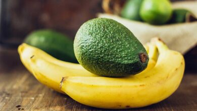 هل يثير الموز والأفوكادو الصداع النصفي؟ إليك ما يجب فعله