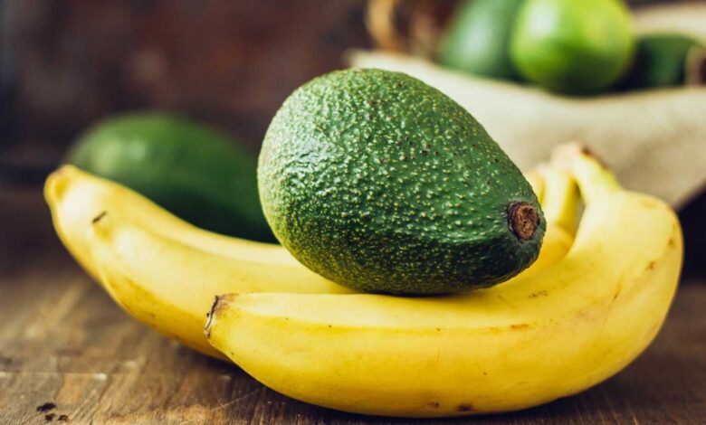 هل يثير الموز والأفوكادو الصداع النصفي؟ إليك ما يجب فعله