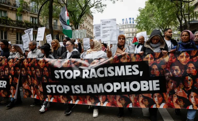 إخوان فرنسا والإسلاموفوبيا: خطاب مُسيّس يفاقم الانقسام المجتمعي