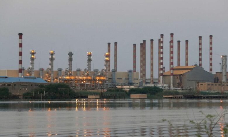 العراق يستثمر نفطه- الأمريكيون على خريطة حقل القرنة وسط جدل سياسي