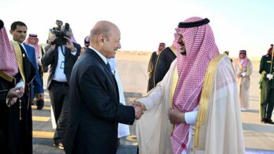 العليمي في الرياض لاحتواء التوتر وتفادي التصعيد في حضرموت