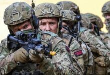 تصعيد محسوب؟ بريطانيا تكشف وجود مظليين في أوكرانيا