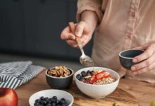 حوّل الشوفان إلى وجبة كاملة.. 5 مكونات تعزز قيمته الغذائية