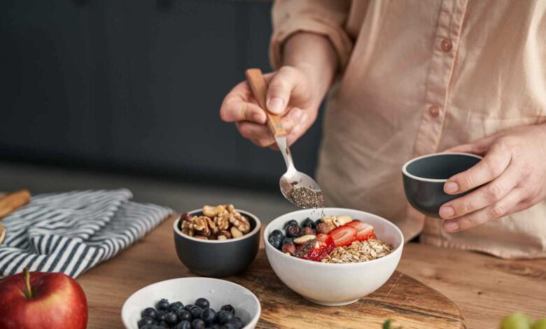 حوّل الشوفان إلى وجبة كاملة.. 5 مكونات تعزز قيمته الغذائية