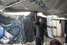 شتاء القسوة في غزة… عائلات تختار بين الخيام الغارقة وأنقاض منازلها