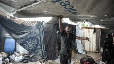 شتاء القسوة في غزة… عائلات تختار بين الخيام الغارقة وأنقاض منازلها