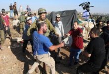 عنف استيطاني بلا حدود… ناشطون دوليون يواجهون الضرب والطرد في الضفة