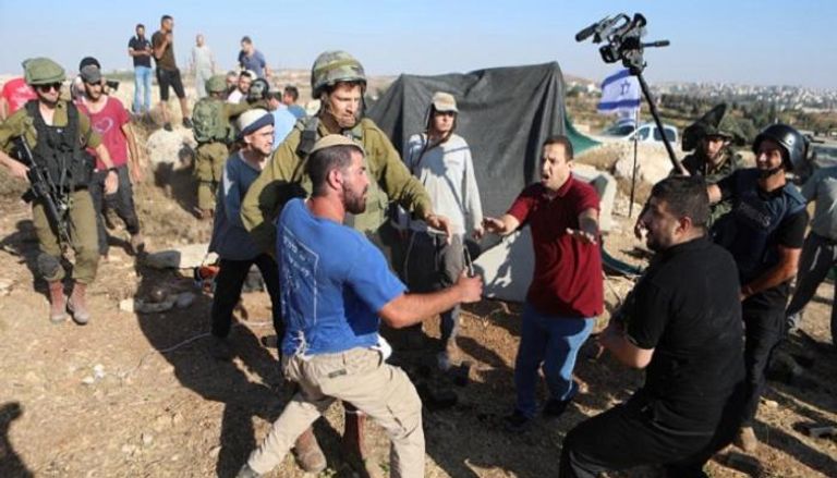 عنف استيطاني بلا حدود… ناشطون دوليون يواجهون الضرب والطرد في الضفة