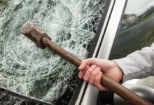 لحظة إنقاذ صادمة.. فكّ السائق بالفأس بعد توقفه فجأة على الطريق (فيديو)