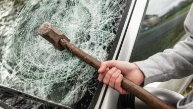 لحظة إنقاذ صادمة.. فكّ السائق بالفأس بعد توقفه فجأة على الطريق (فيديو)