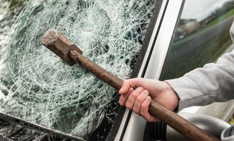 لحظة إنقاذ صادمة.. فكّ السائق بالفأس بعد توقفه فجأة على الطريق (فيديو)